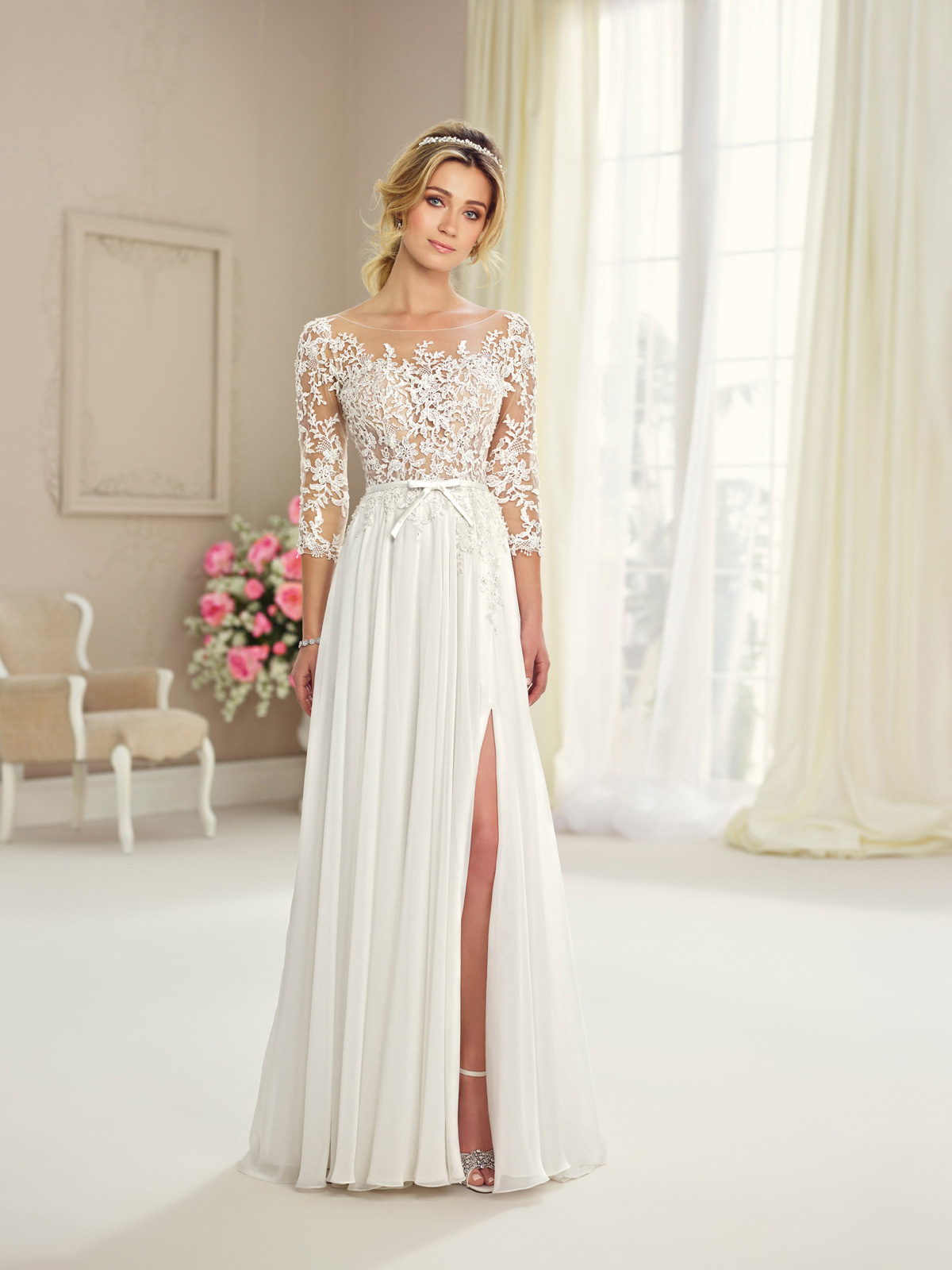 Noiva sentada em poltrona com vestido de crepe minimalista